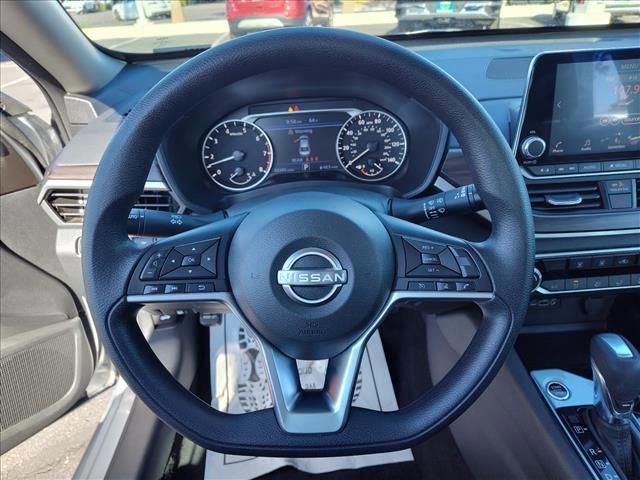 Used 2024 Nissan Altima 2.5 SV image 14