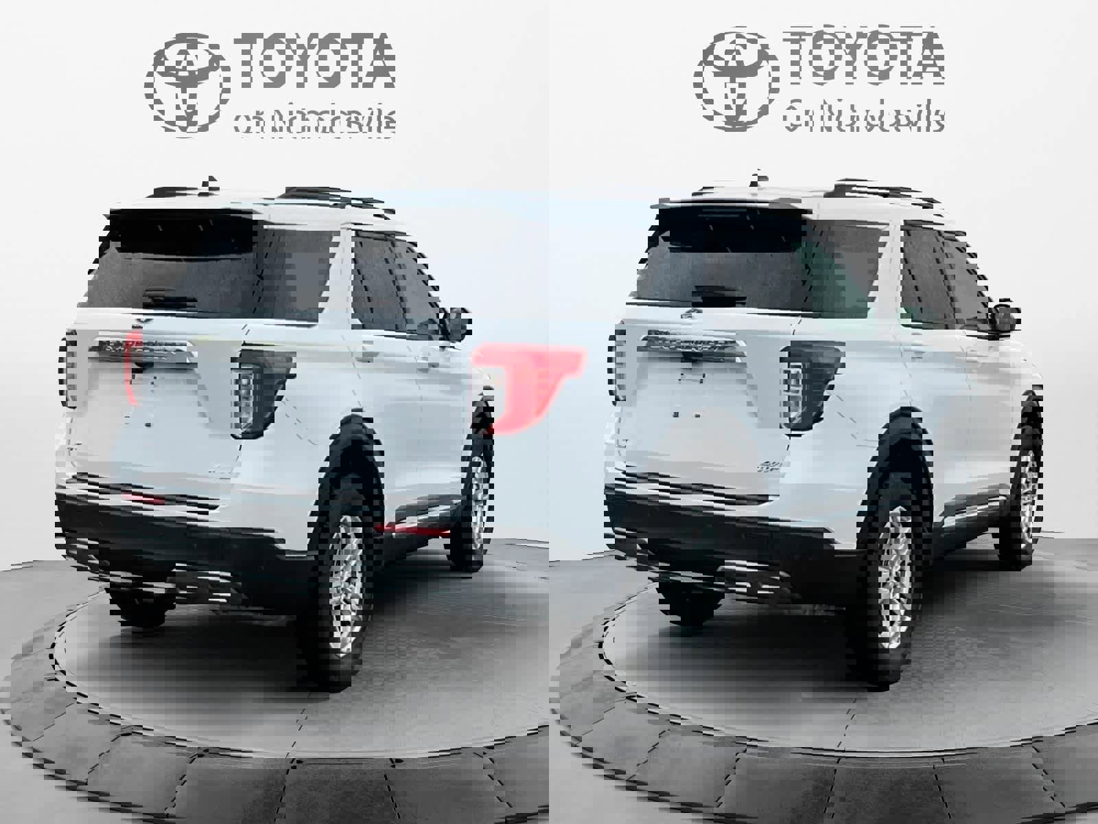 Used 2023 Ford Explorer XLT w/ Equipment Group 202A image 5