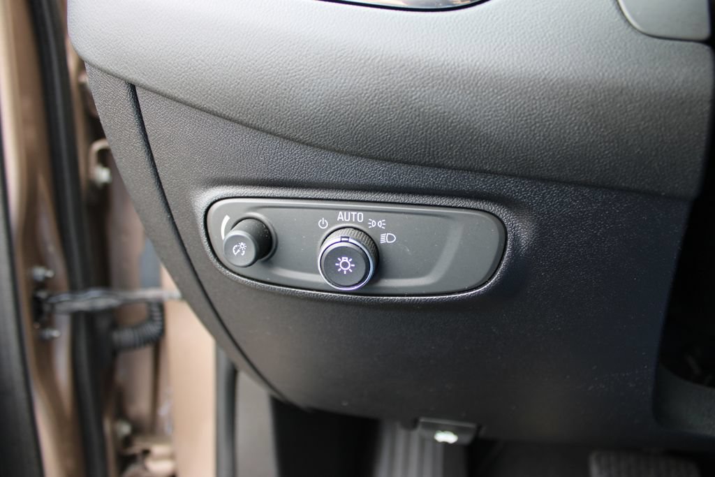 Used 2018 Chevrolet Equinox LT FWD image 13