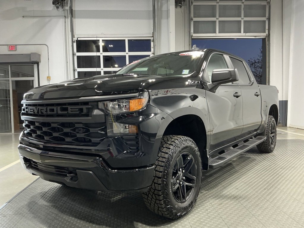 Used 2025 Chevrolet Silverado 1500 Custom Trail Boss w/ Dark Appearance Package image 2