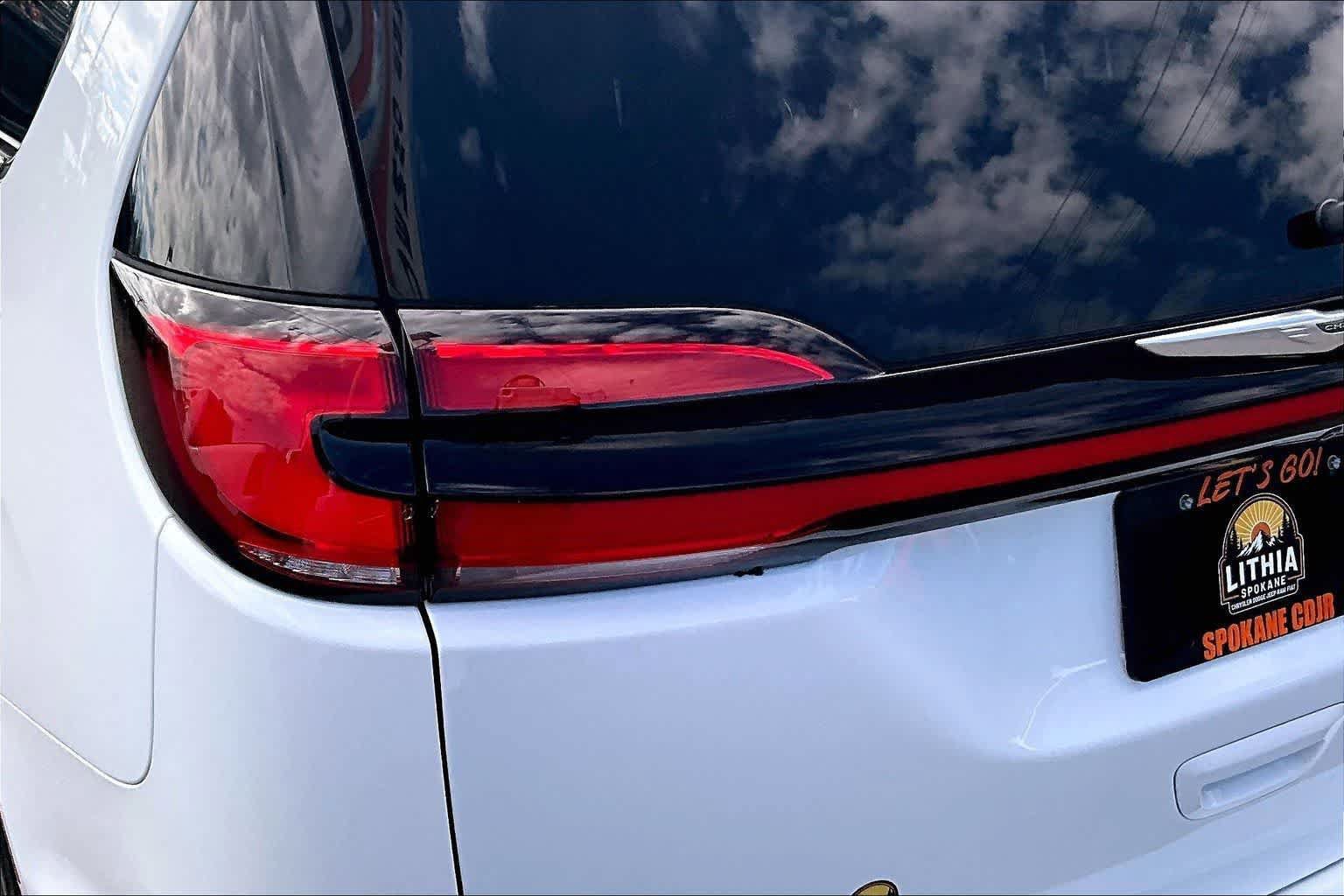 Used 2023 Chrysler Pacifica Limited FWD image 32