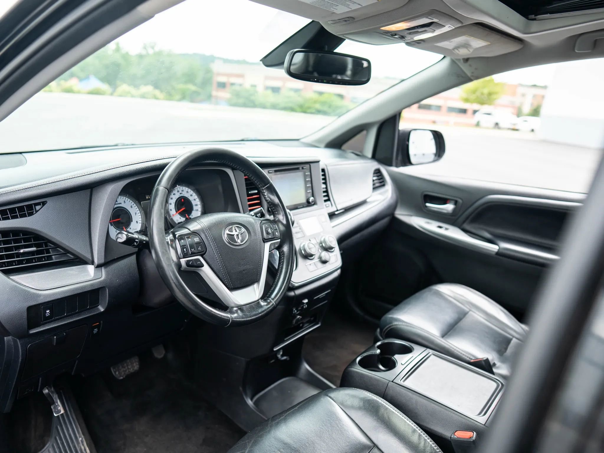 Used 2018 Toyota Sienna SE image 27