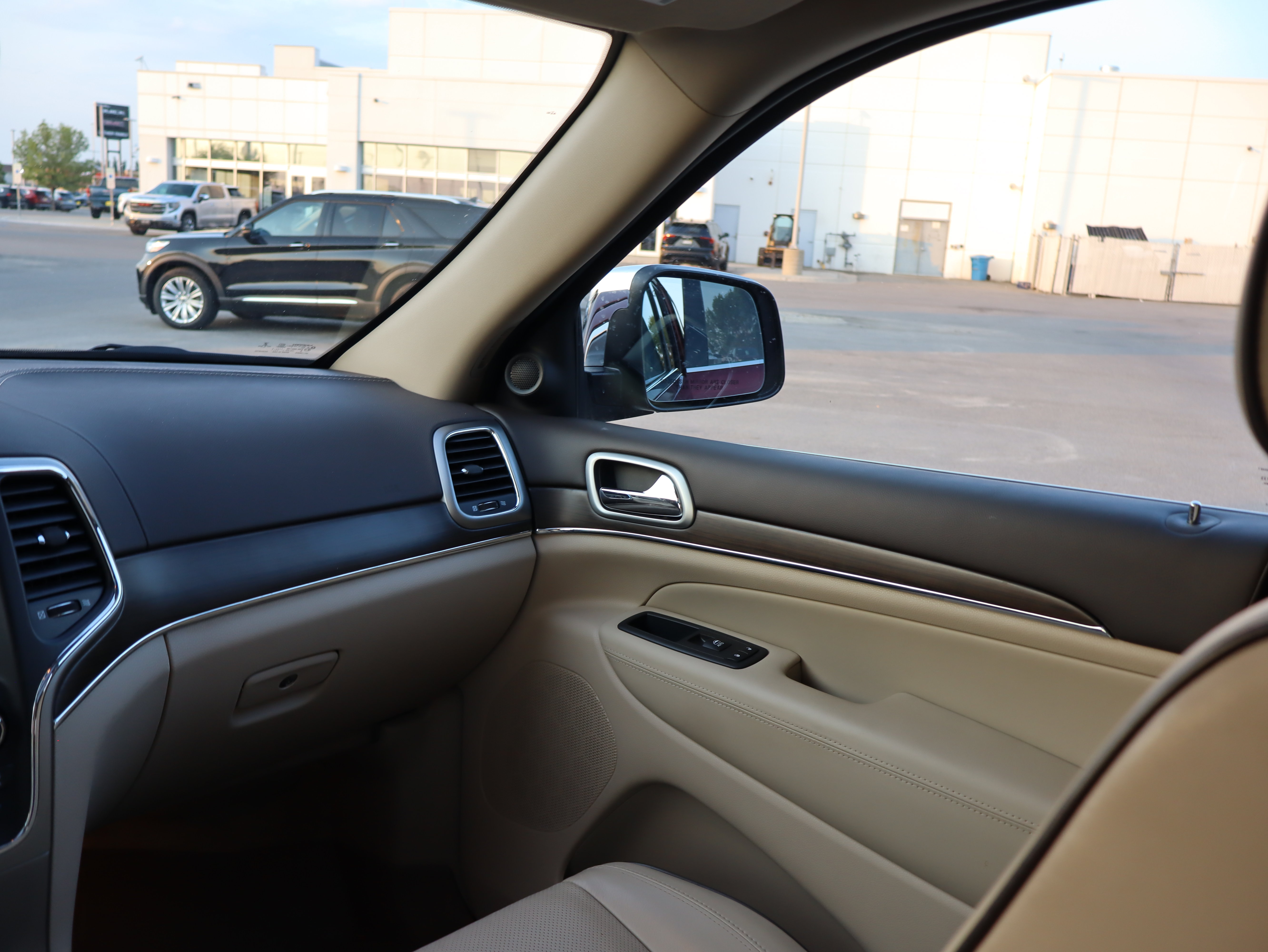 Used 2018 Jeep Grand Cherokee Overland AWD/4WD image 10