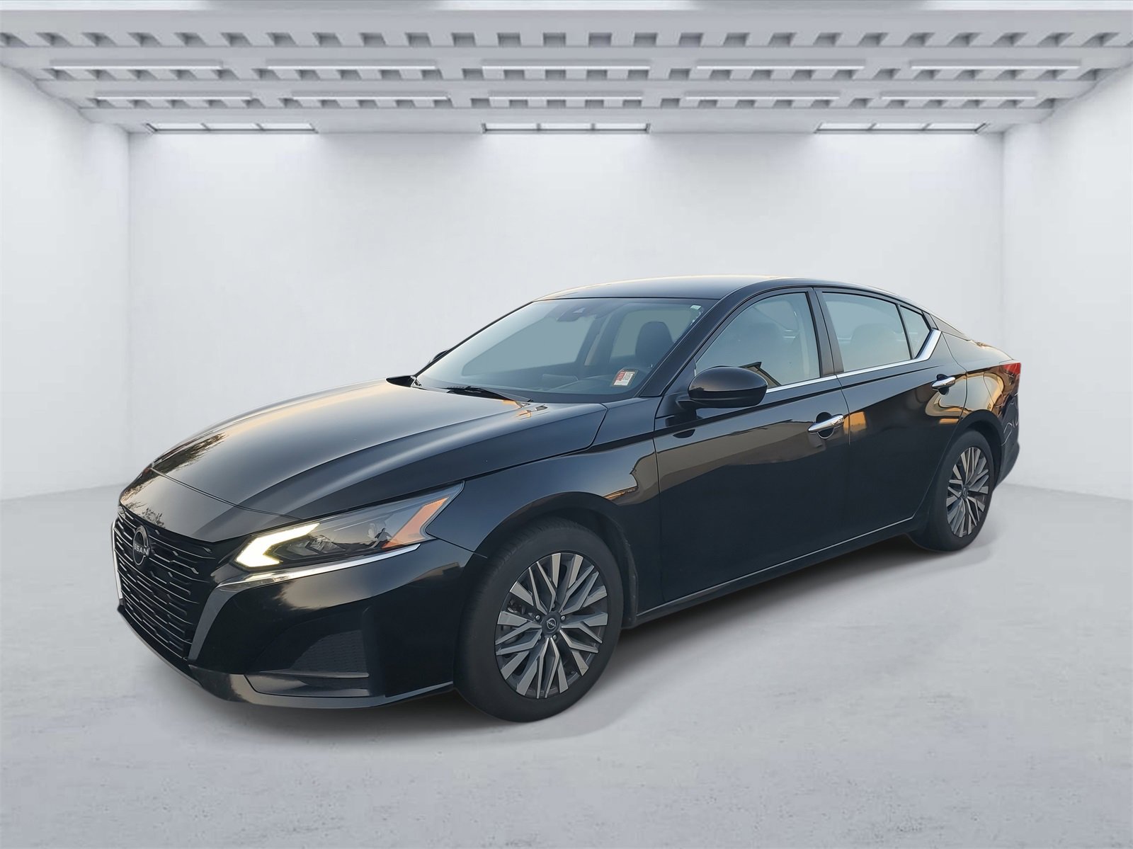 Used 2023 Nissan Altima 2.5 SV image 2