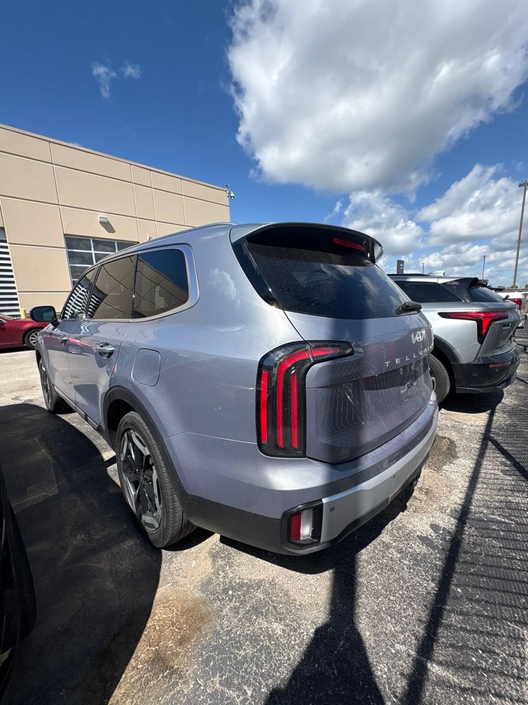 Used 2024 Kia Telluride EX w/ EX Captain's Chair Package FWD image 17