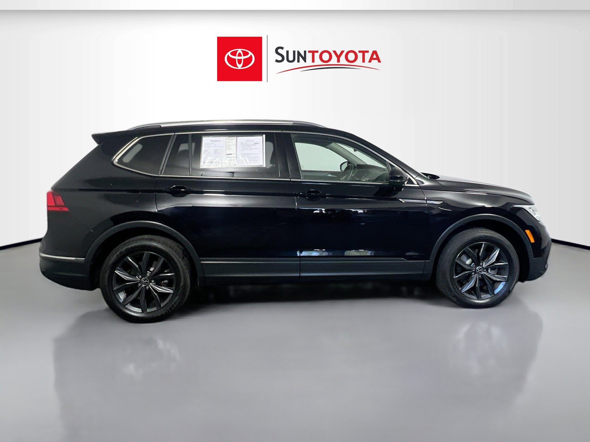 Used 2023 Volkswagen Tiguan SE FWD image 2
