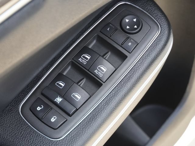 Certified 2022 Chrysler 300 Touring L RWD image 20