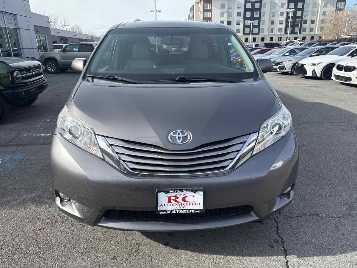 Used 2015 Toyota Sienna XLE image 3