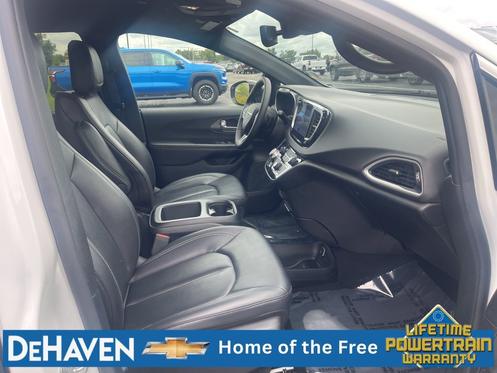 Used 2025 Chrysler Pacifica Select FWD image 27