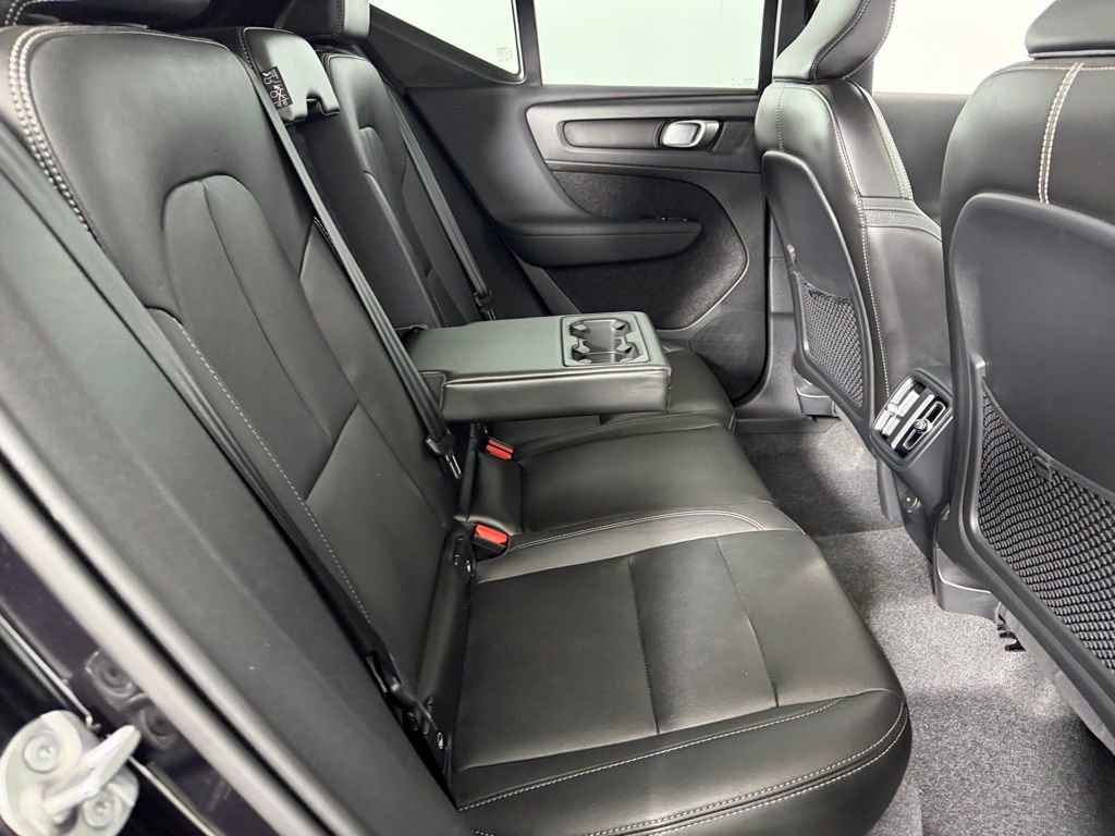 Used 2025 Volvo XC40 B5 Plus image 30
