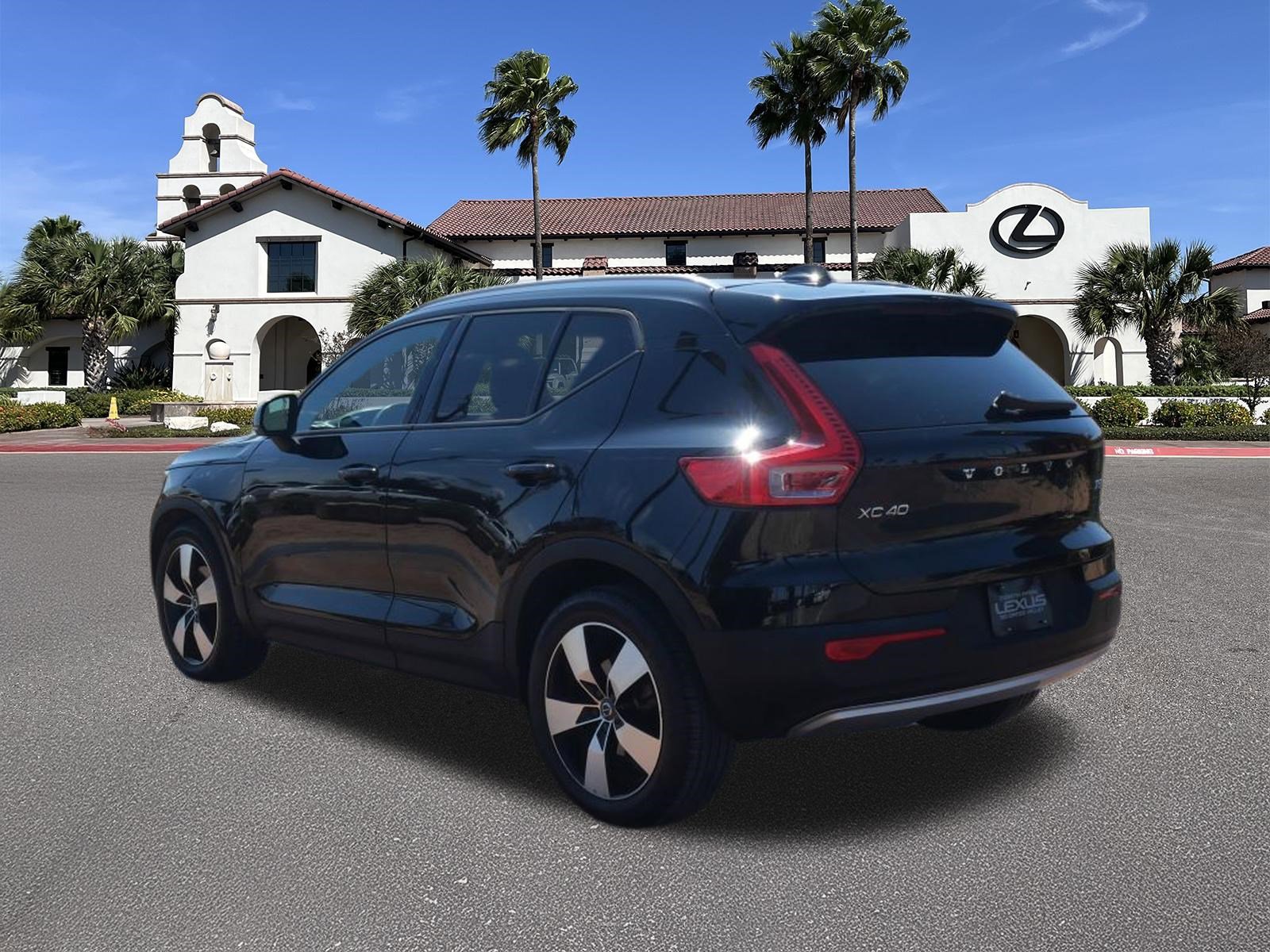 Used 2019 Volvo XC40 T5 Momentum image 4