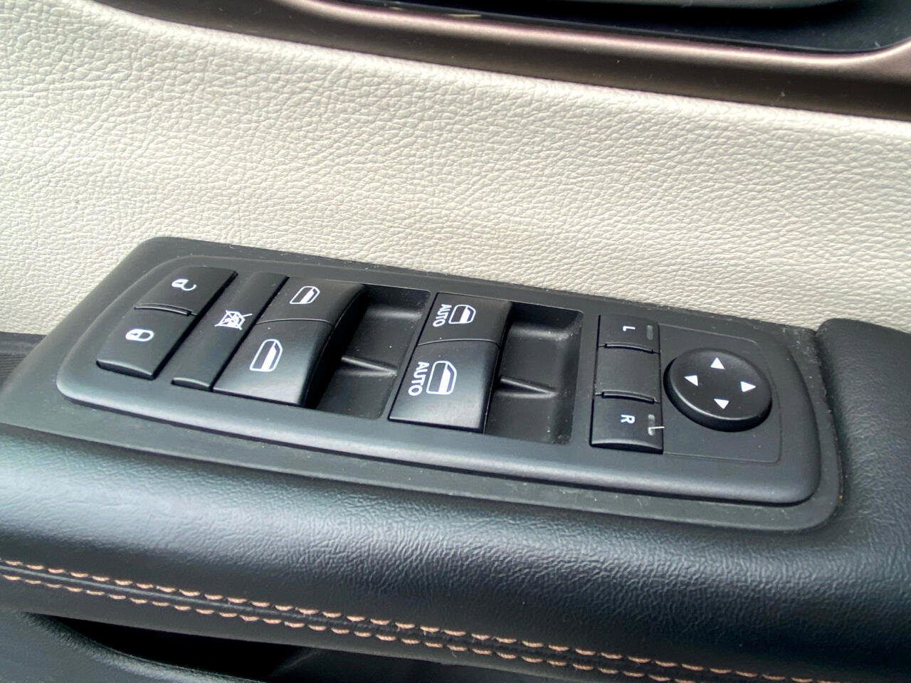 Used 2018 Chrysler Pacifica Touring-L w/ Tire & Wheel Group image 24