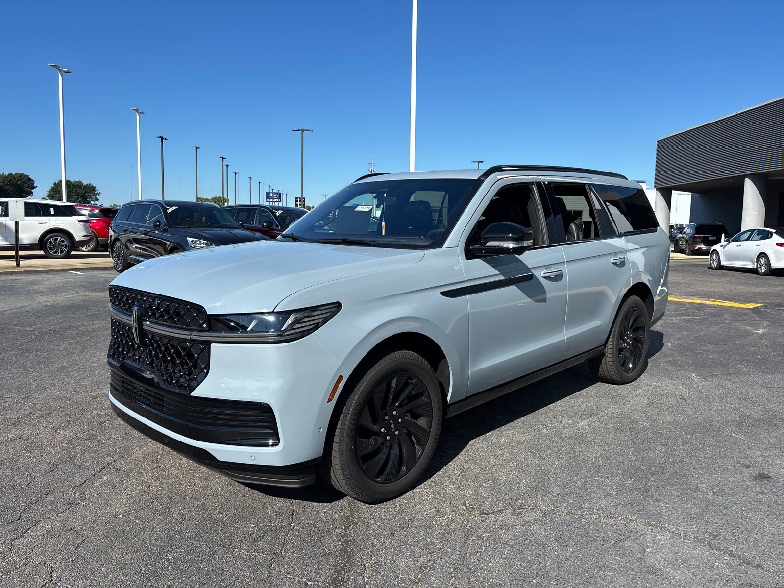 New 2025 Lincoln Navigator Reserve w/ Jet Appearance Package image 3