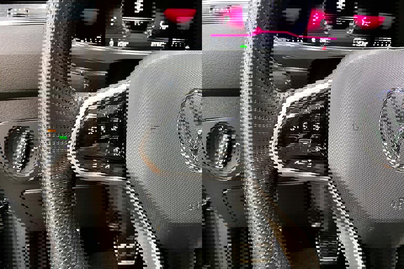 Used 2022 Volkswagen Tiguan SE R-Line image 20