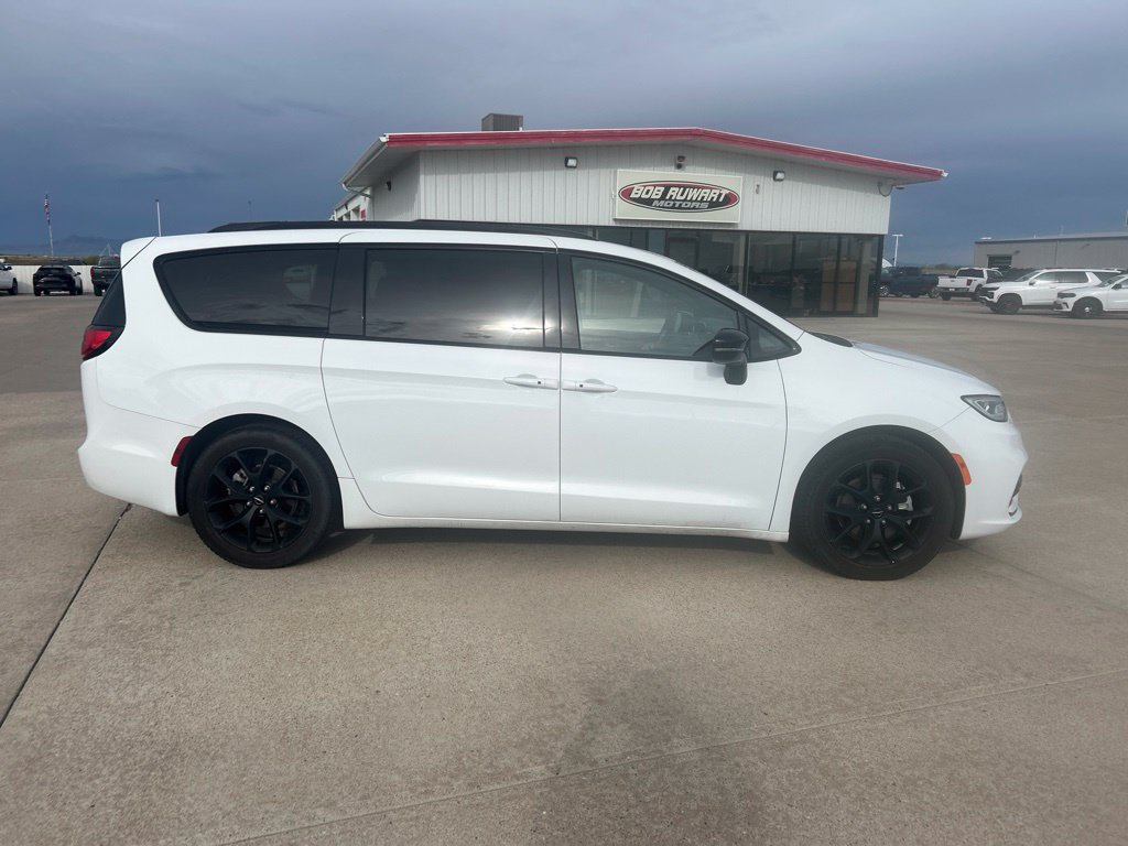 Used 2025 Chrysler Pacifica Limited FWD image 6