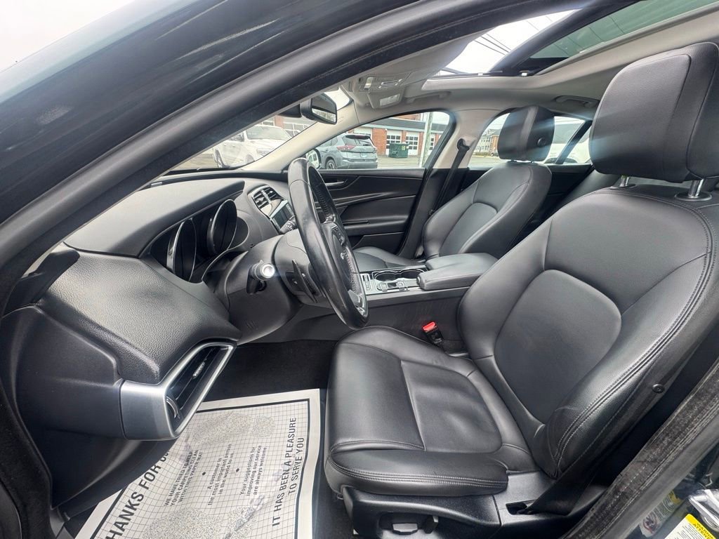 Used 2017 Jaguar XE Premium image 28