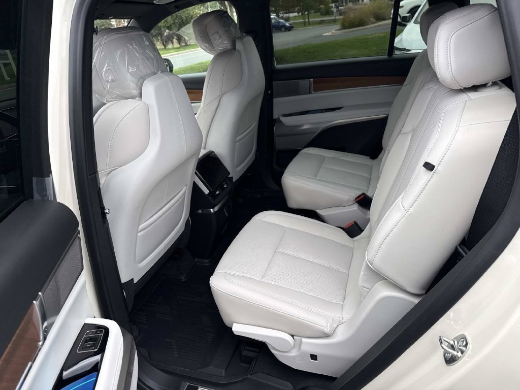 New 2027 Cadillac Vistiq Sport w/ LPO, Floor Liner Package AWD/4WD image 9