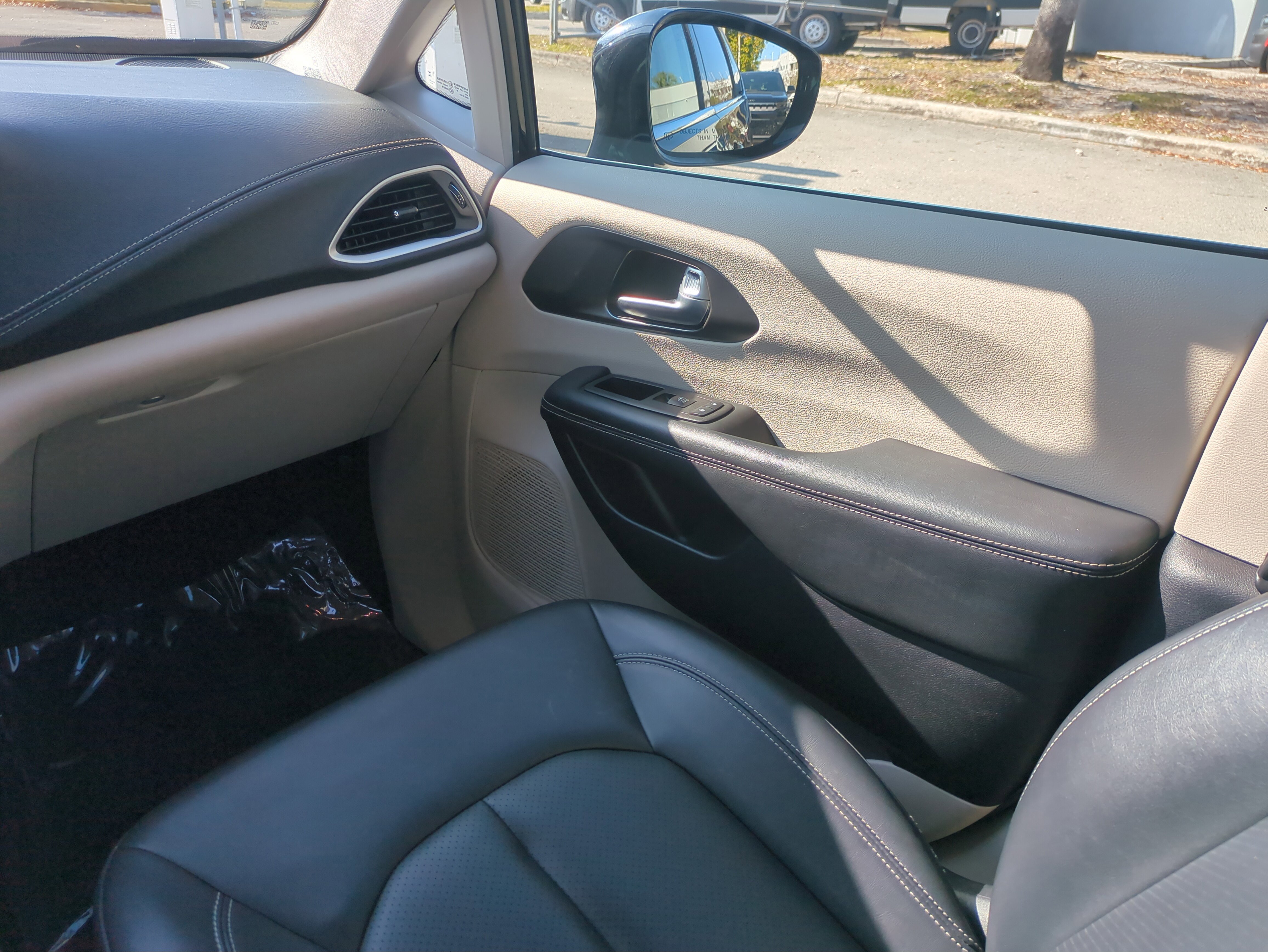 Certified 2024 Chrysler Pacifica Select image 18