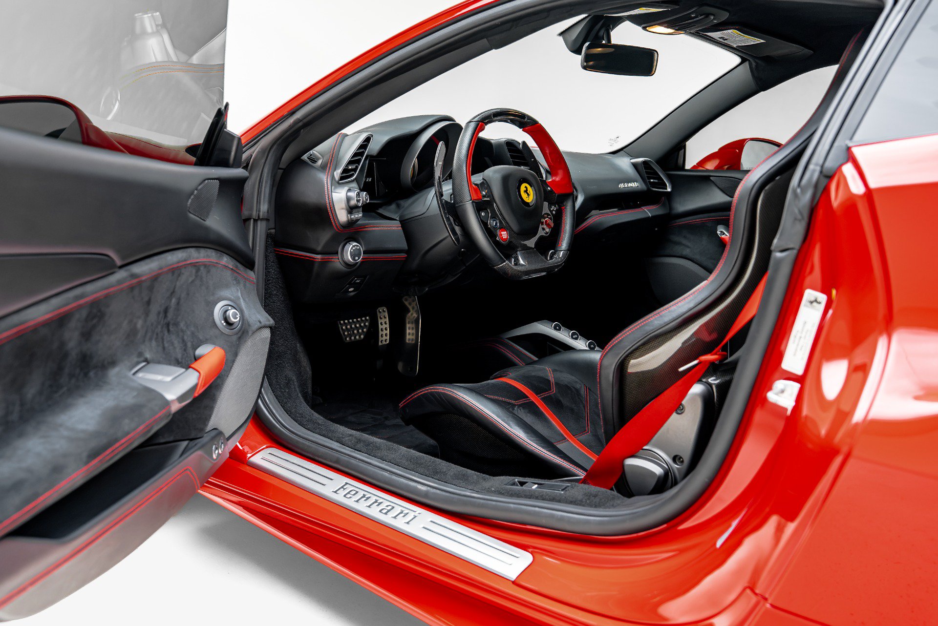 Used 2018 Ferrari 488 GTB RWD image 3