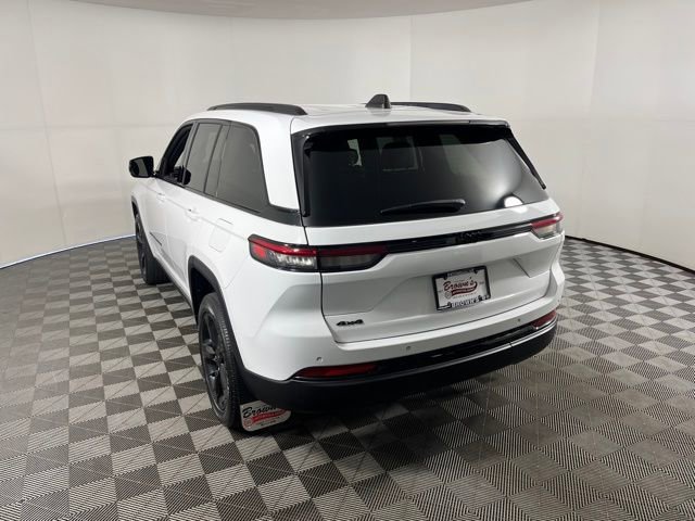 Used 2023 Jeep Grand Cherokee Laredo AWD/4WD image 5