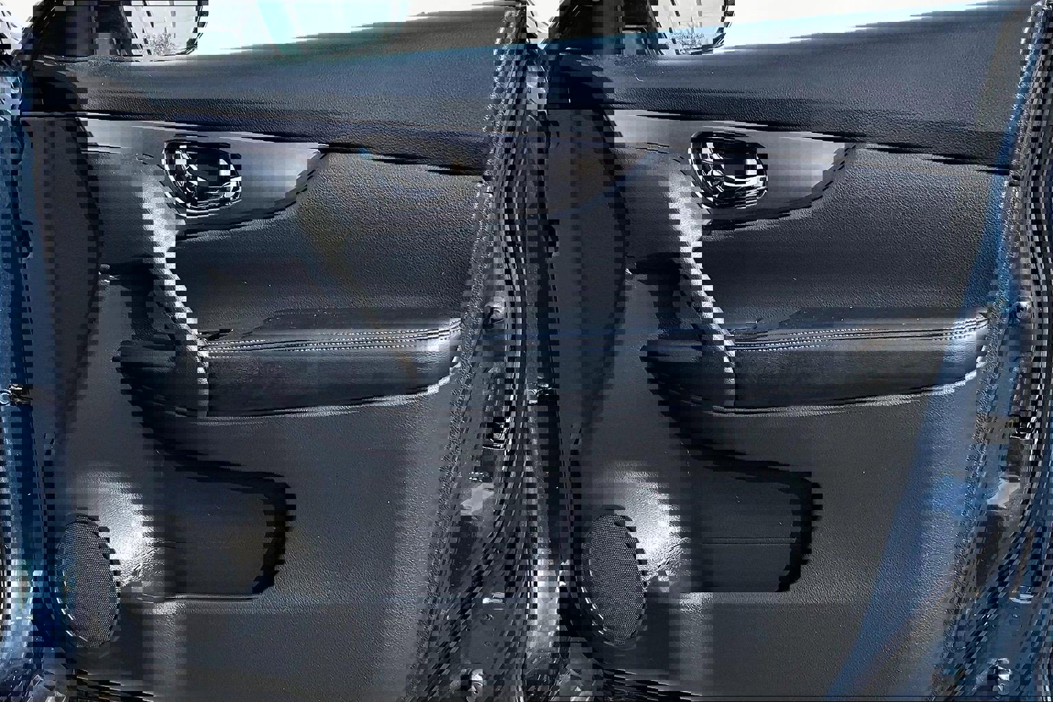 Used 2016 Nissan Rogue SV w/ SV Premium Package image 24