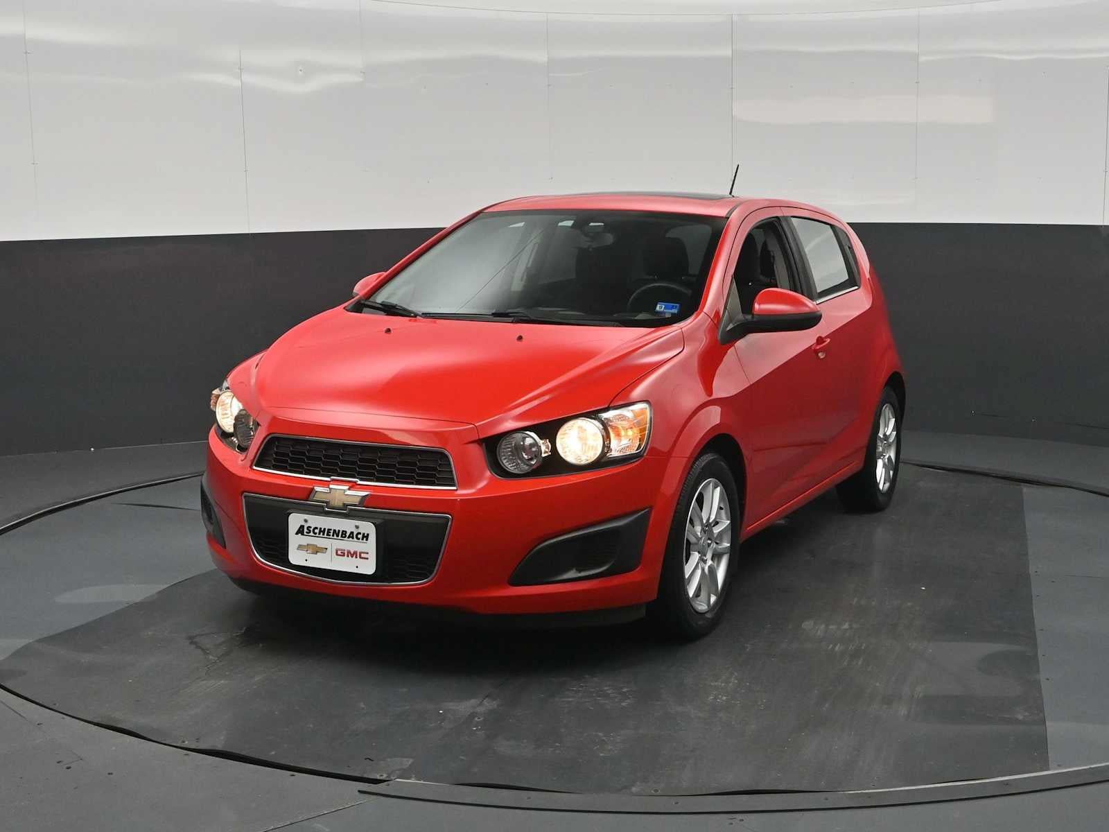 Used 2015 Chevrolet Sonic LT w/ Fun and Sun Package FWD image 5