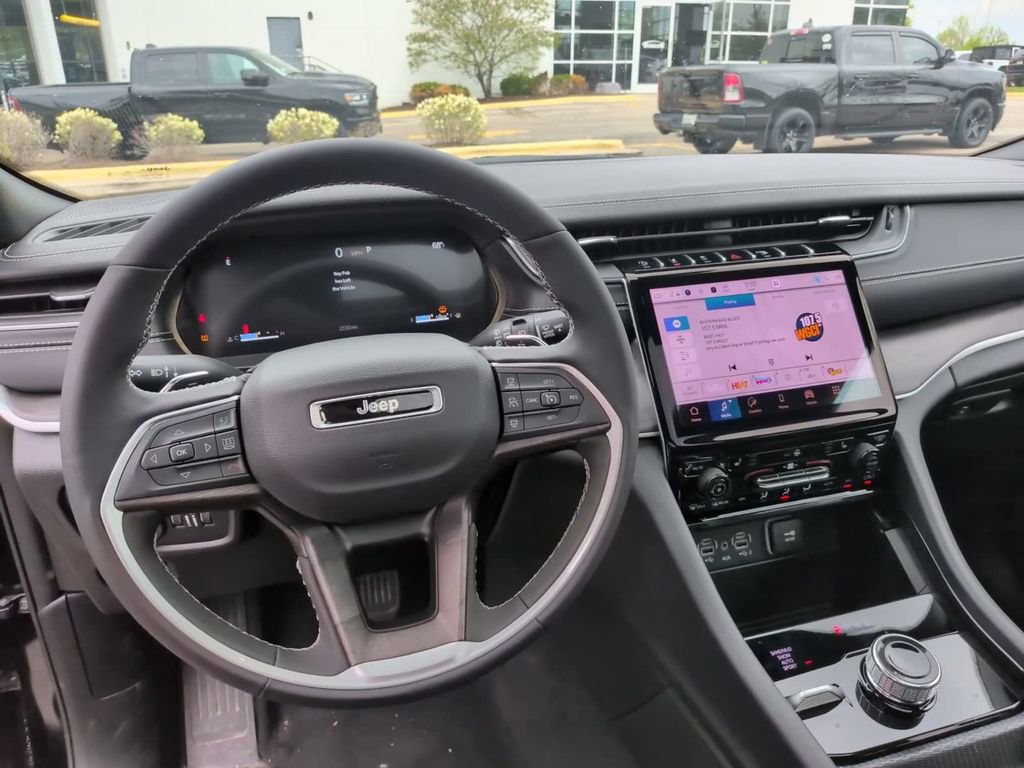 Used 2025 Jeep Grand Cherokee Limited w/ Black Appearance Package AWD/4WD image 31