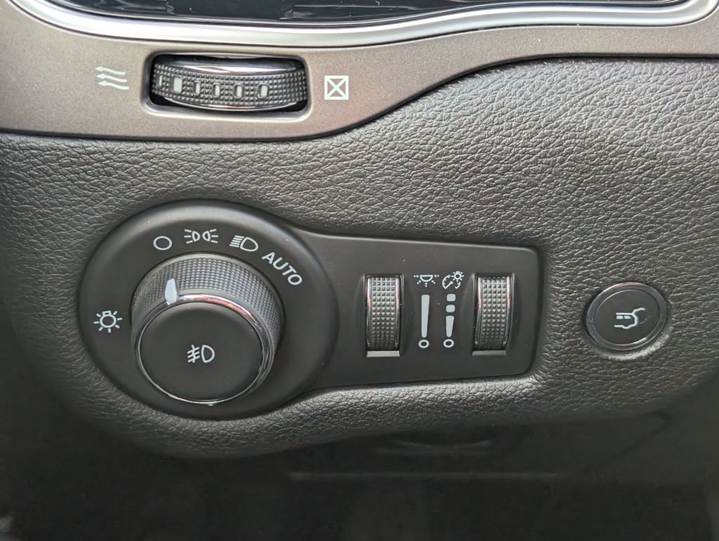 Used 2021 Jeep Cherokee Limited image 20