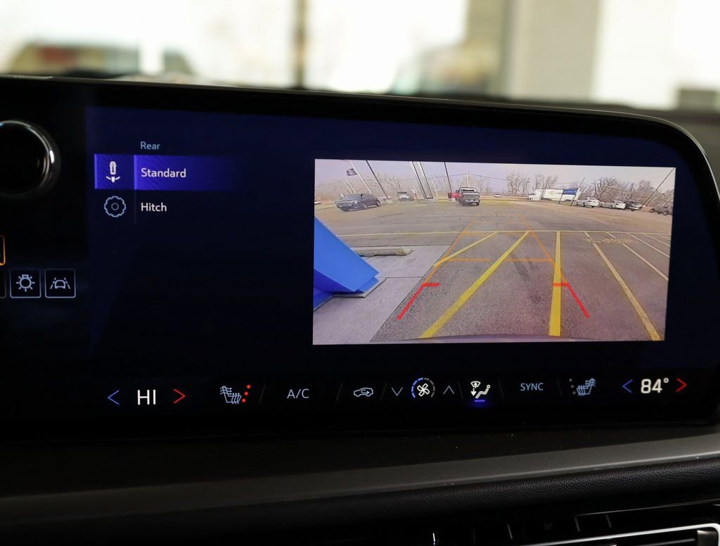 Used 2025 Chevrolet Traverse LT image 17