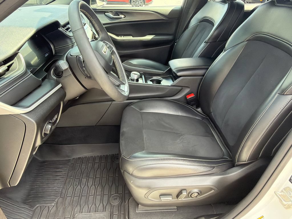 Used 2024 Jeep Grand Cherokee Altitude AWD/4WD image 9