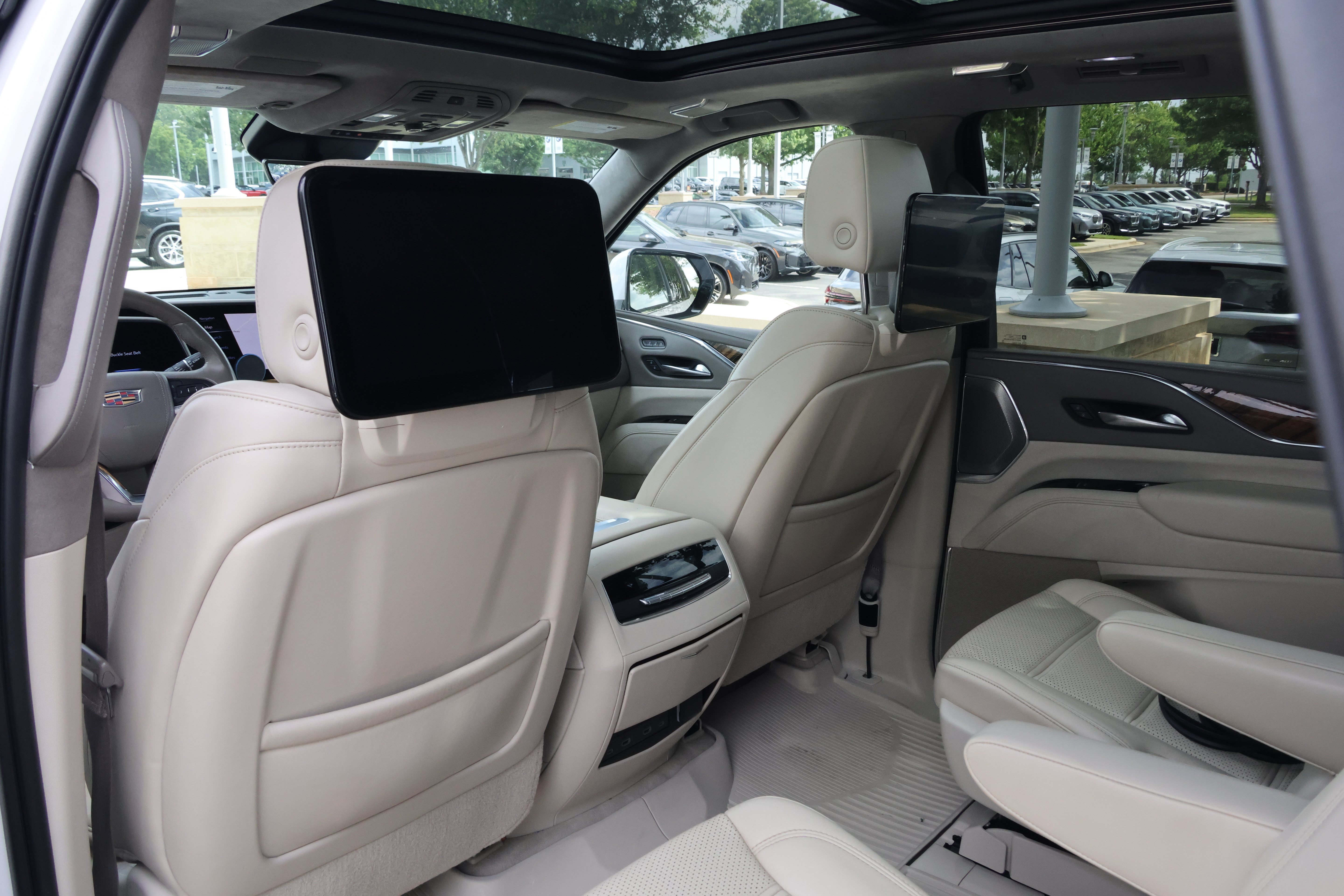 Used 2021 Cadillac Escalade Premium Luxury Platinum w/ Heavy-Duty Trailer Package AWD/4WD image 36