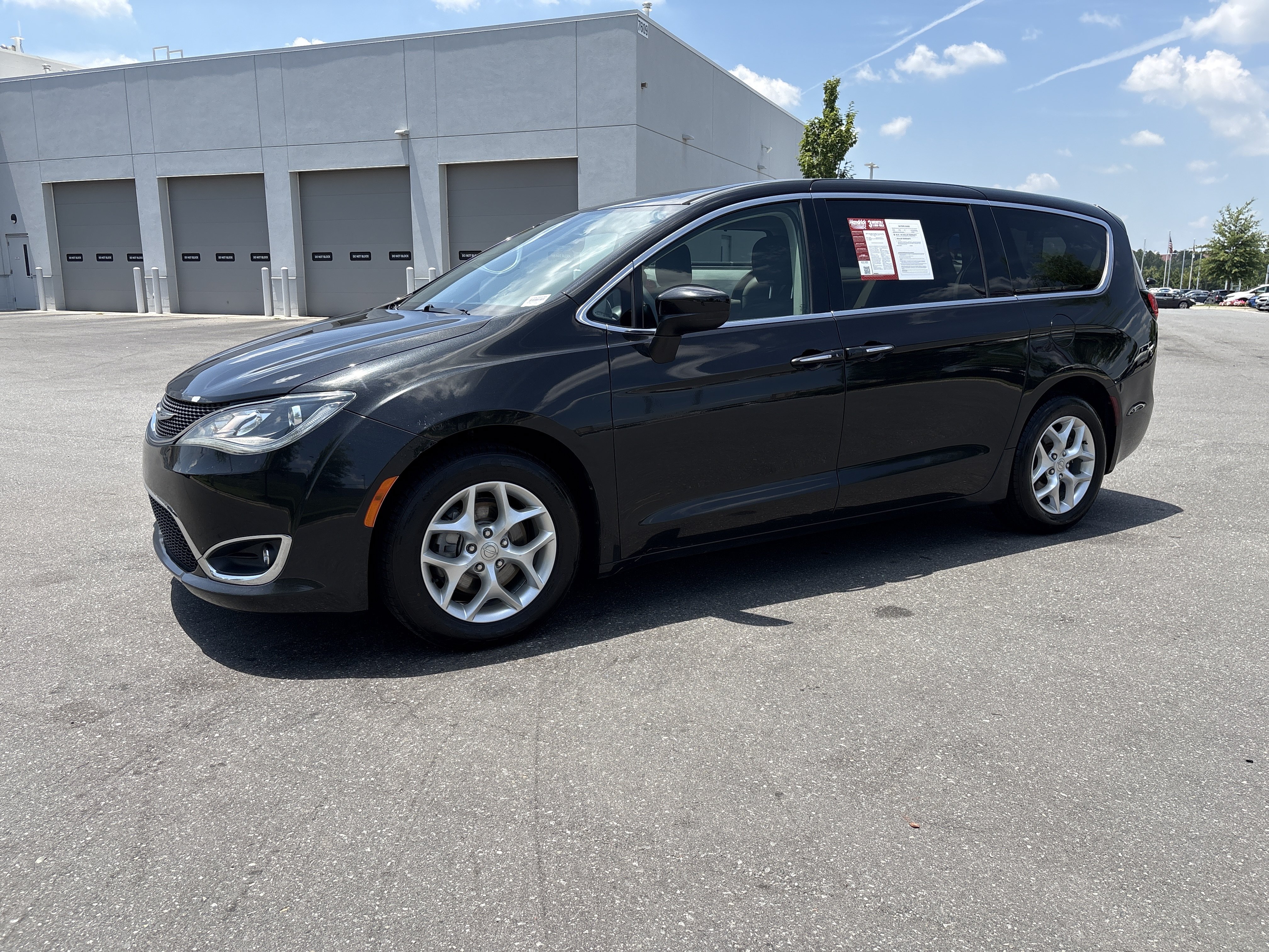 Used 2017 Chrysler Pacifica Touring Plus w/ Tire & Wheel Group FWD image 5