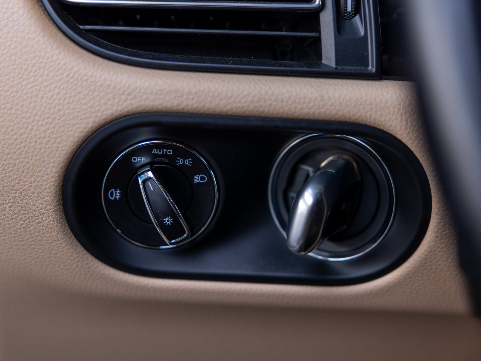 Certified 2023 Porsche Macan AWD/4WD image 48