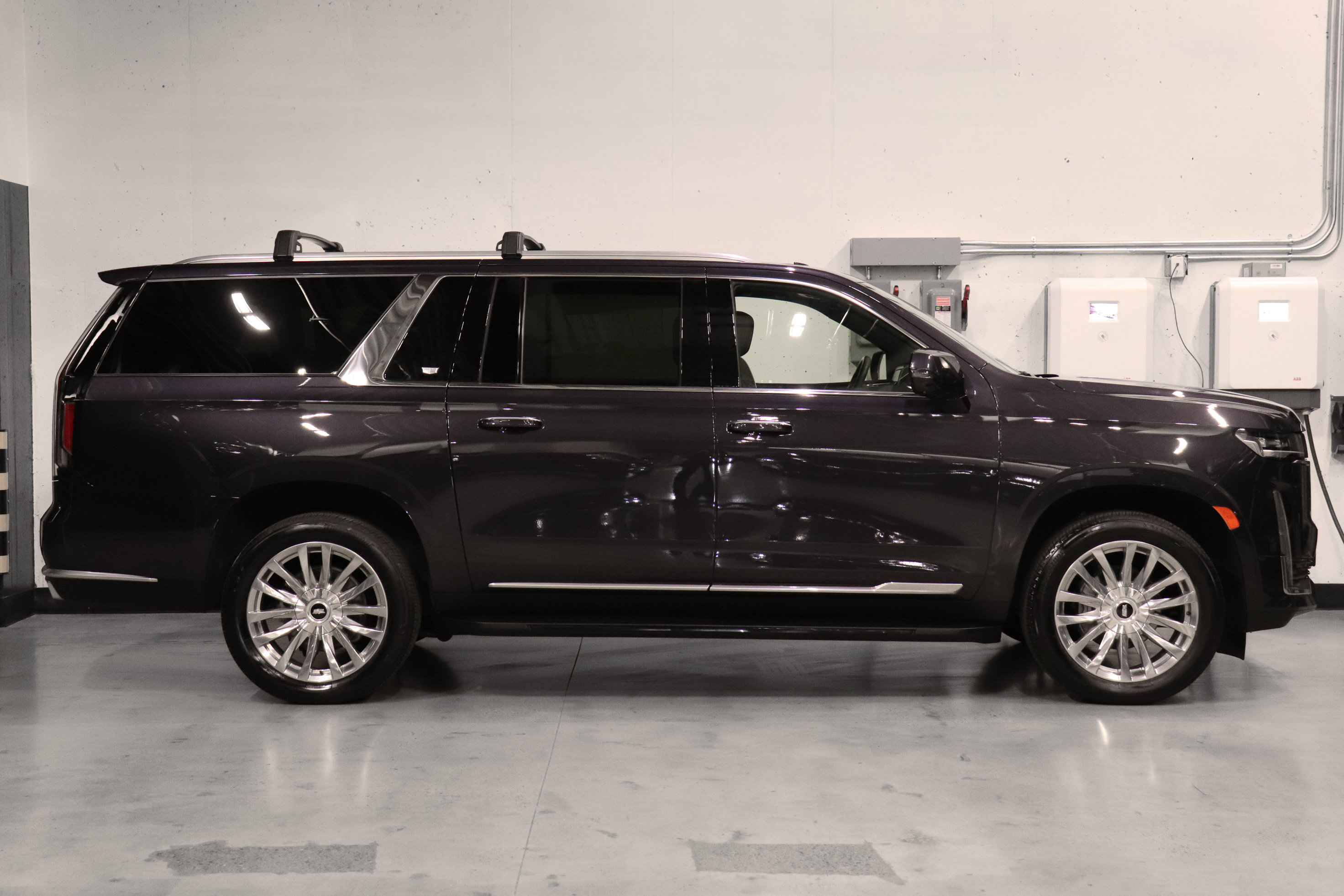 Used 2023 Cadillac Escalade ESV Premium Luxury AWD/4WD image 6