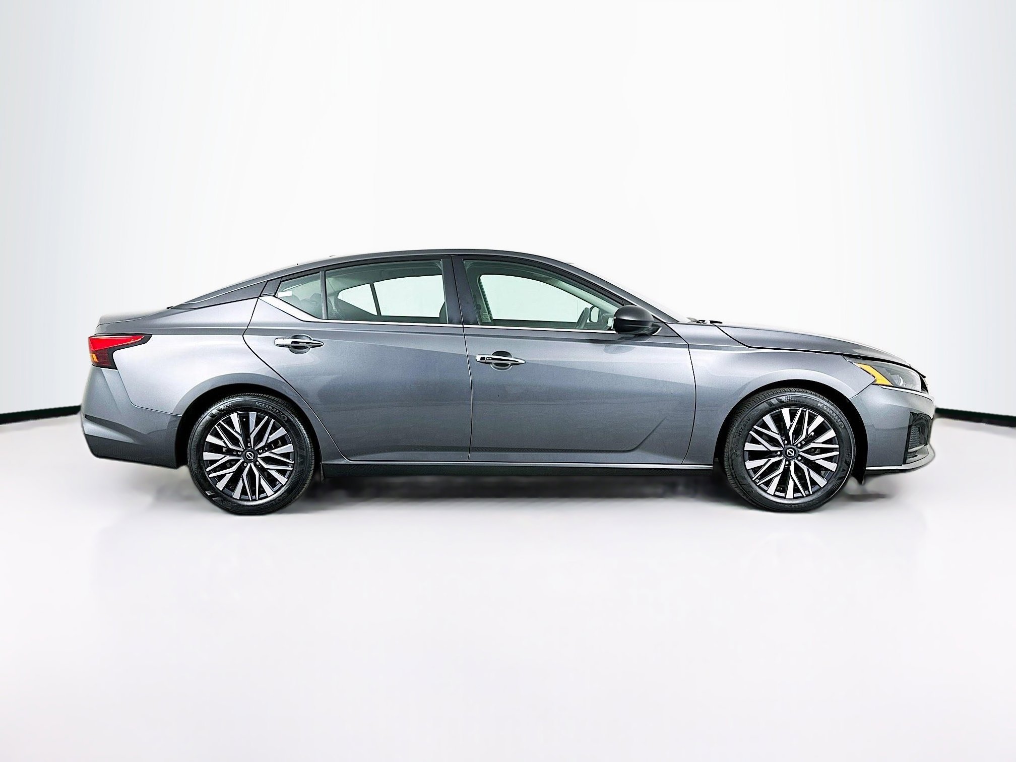 Used 2025 Nissan Altima 2.5 SV image 10
