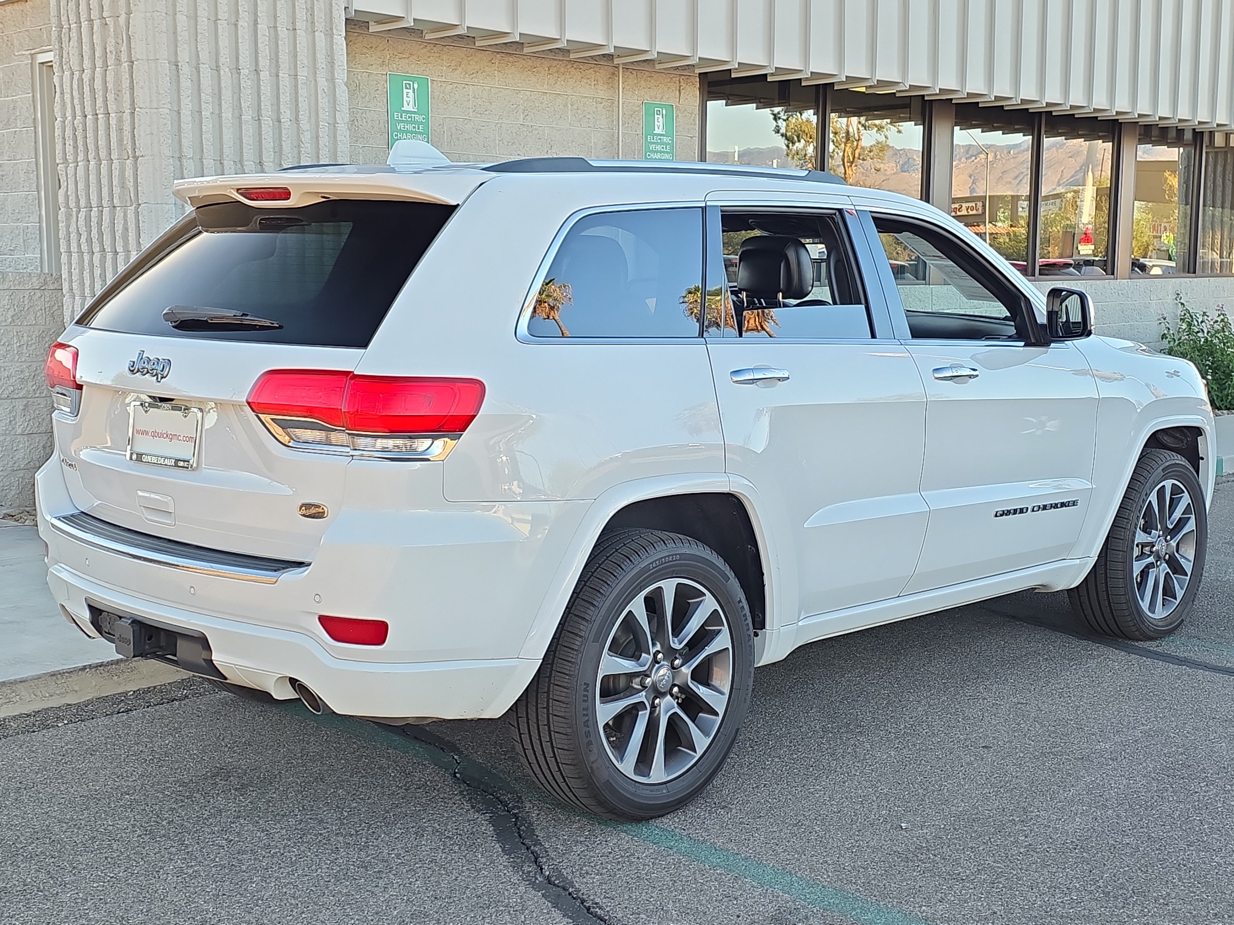 Used 2018 Jeep Grand Cherokee Overland AWD/4WD image 7