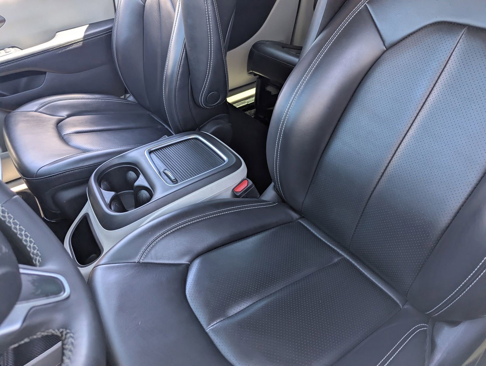 Used 2023 Chrysler Pacifica Touring-L image 18