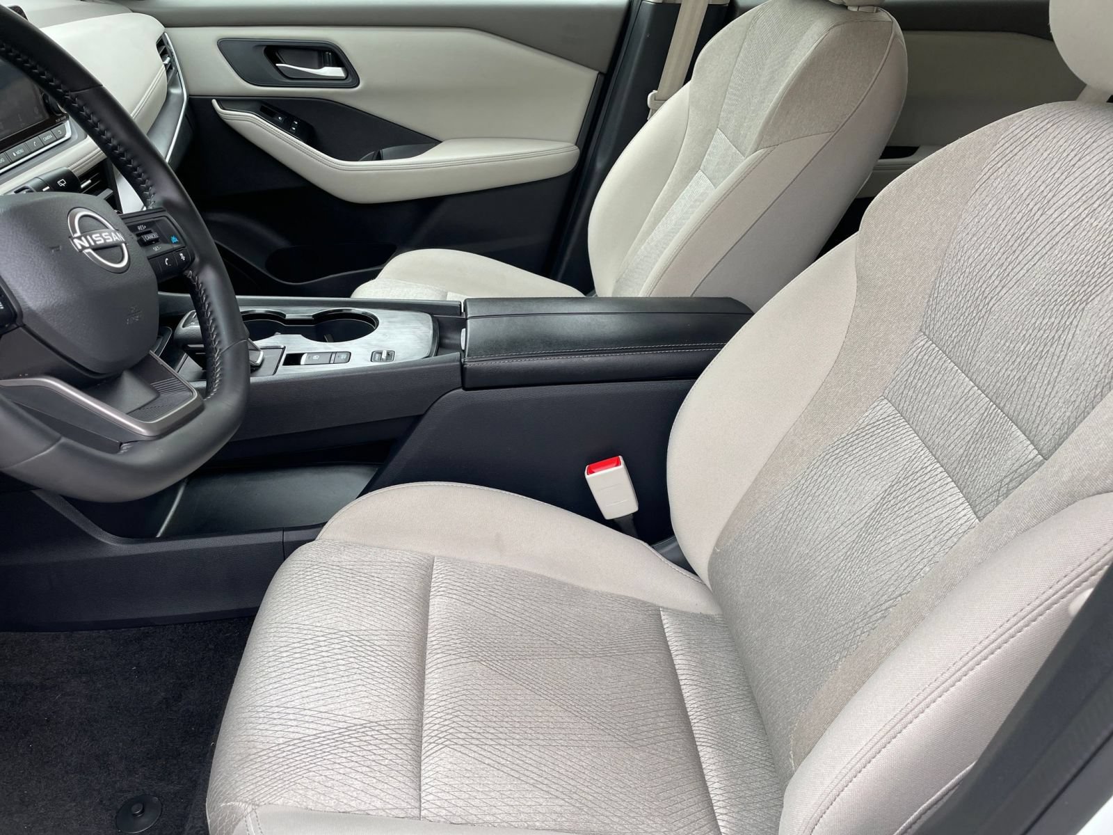 Used 2025 Nissan Rogue SV FWD image 29