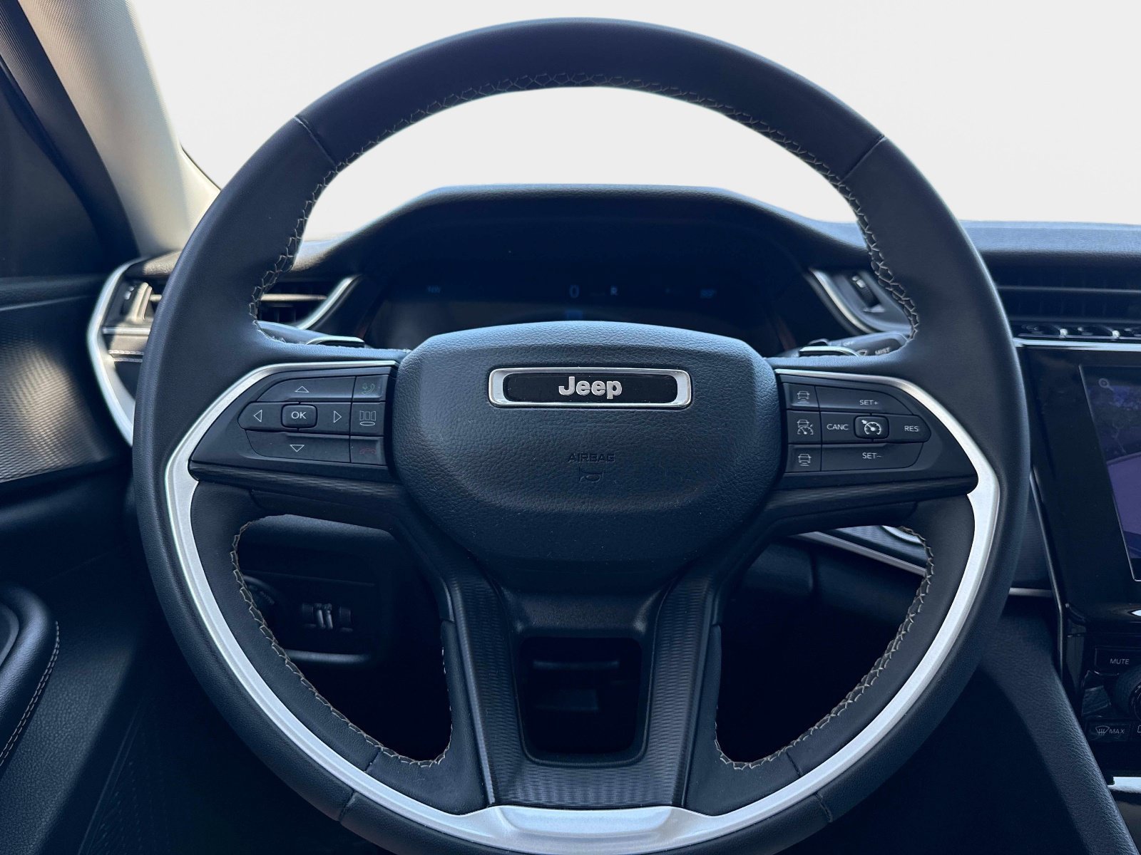 Used 2023 Jeep Grand Cherokee L Laredo AWD/4WD image 26