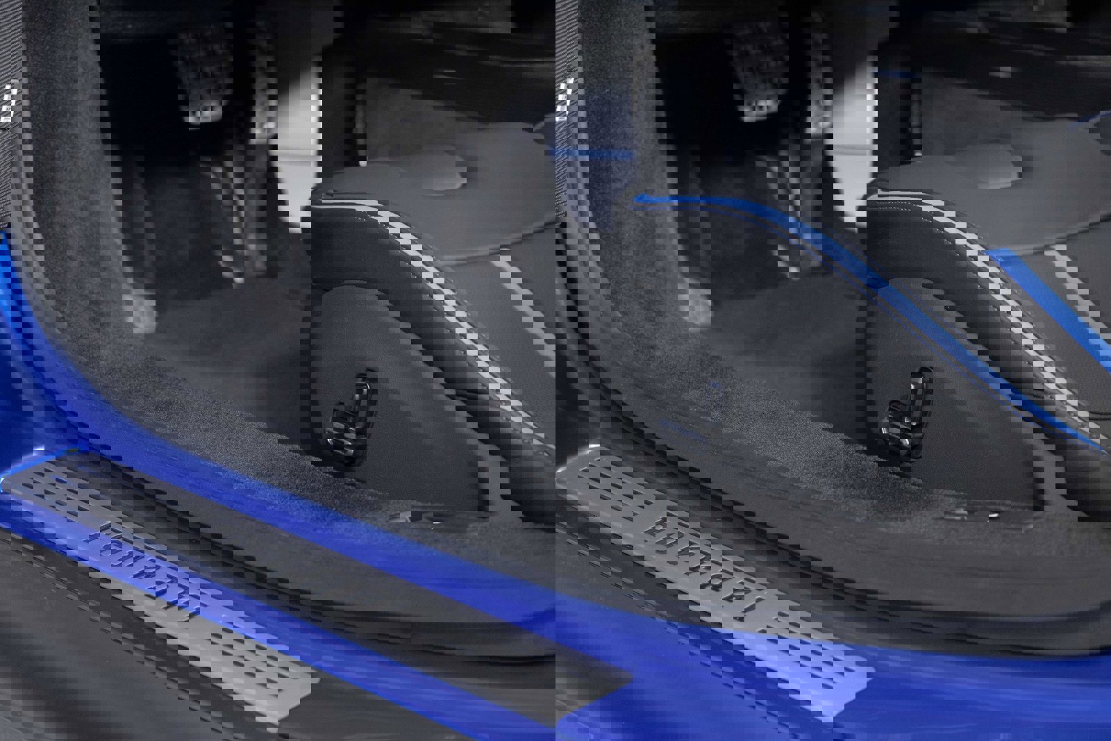 Used 2024 Ferrari SF90 Spider image 32