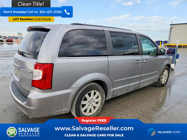 Used 2015 Chrysler Town & Country Touring FWD image 4