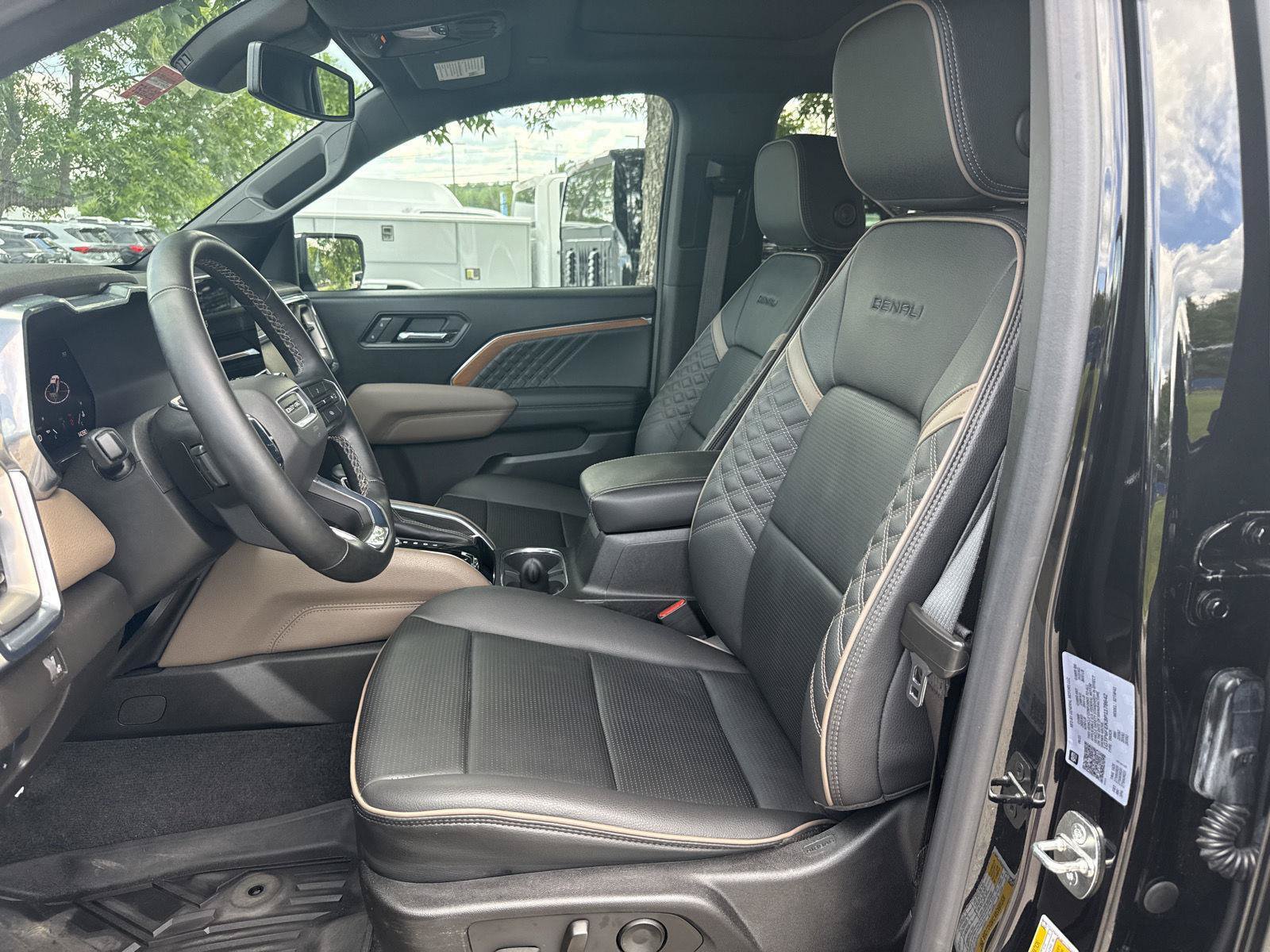 Used 2023 GMC Canyon Denali w/ Denali Black Edition AWD/4WD image 12