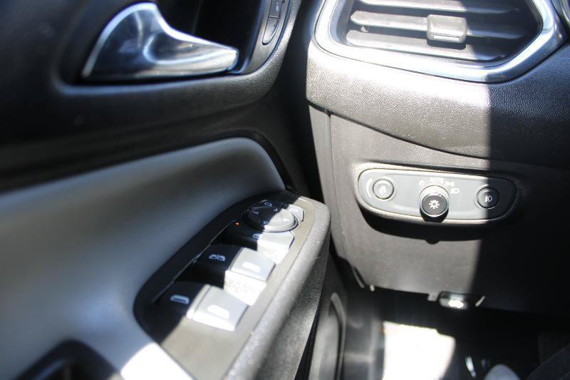 Used 2021 Chevrolet Equinox LT FWD image 19