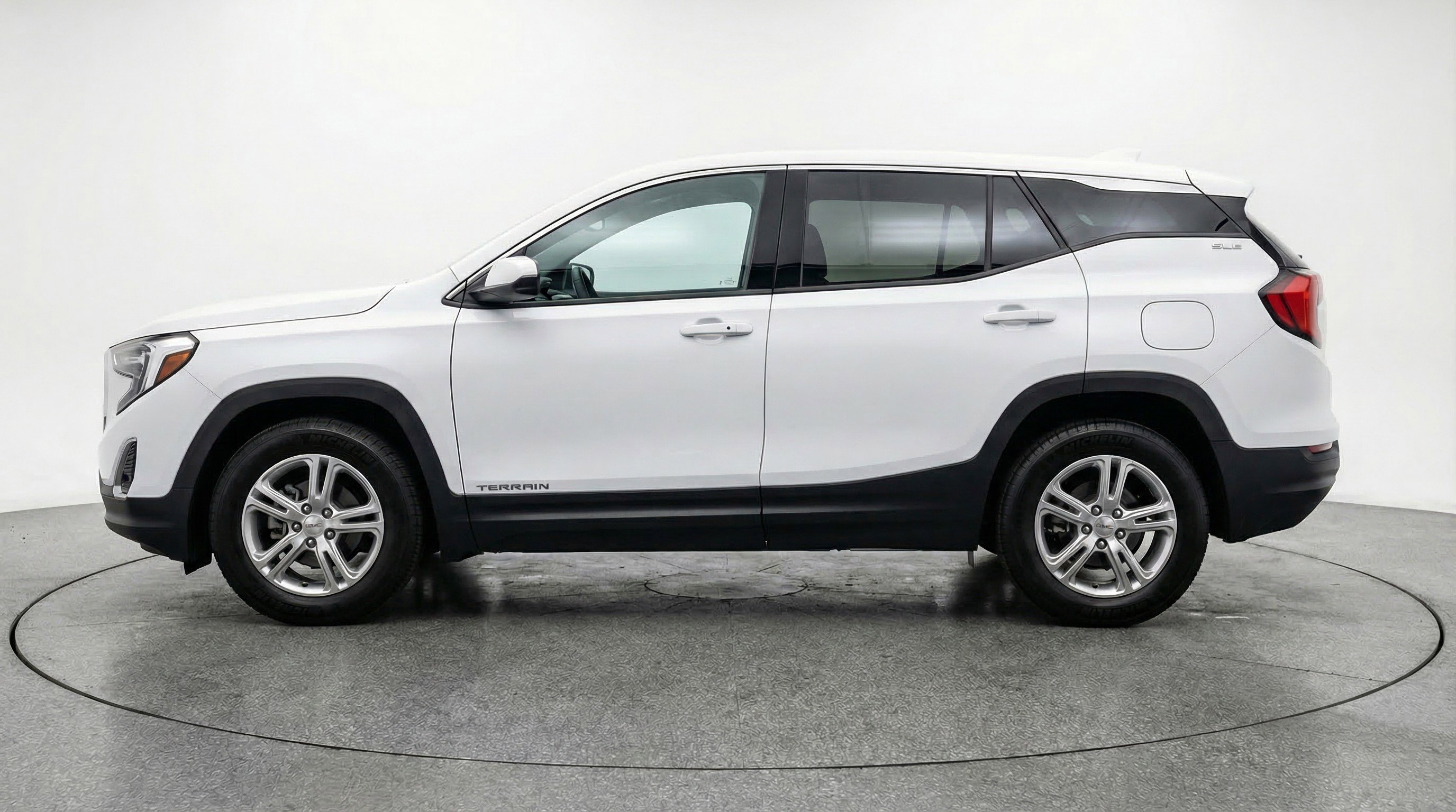 Used 2024 GMC Terrain SLE image 5