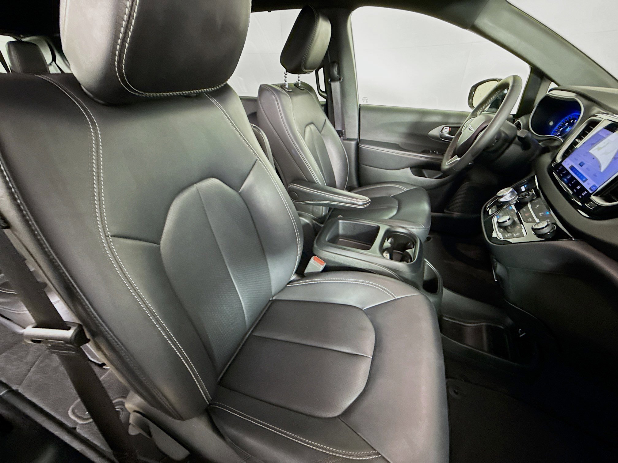 Used 2025 Chrysler Pacifica Select image 36