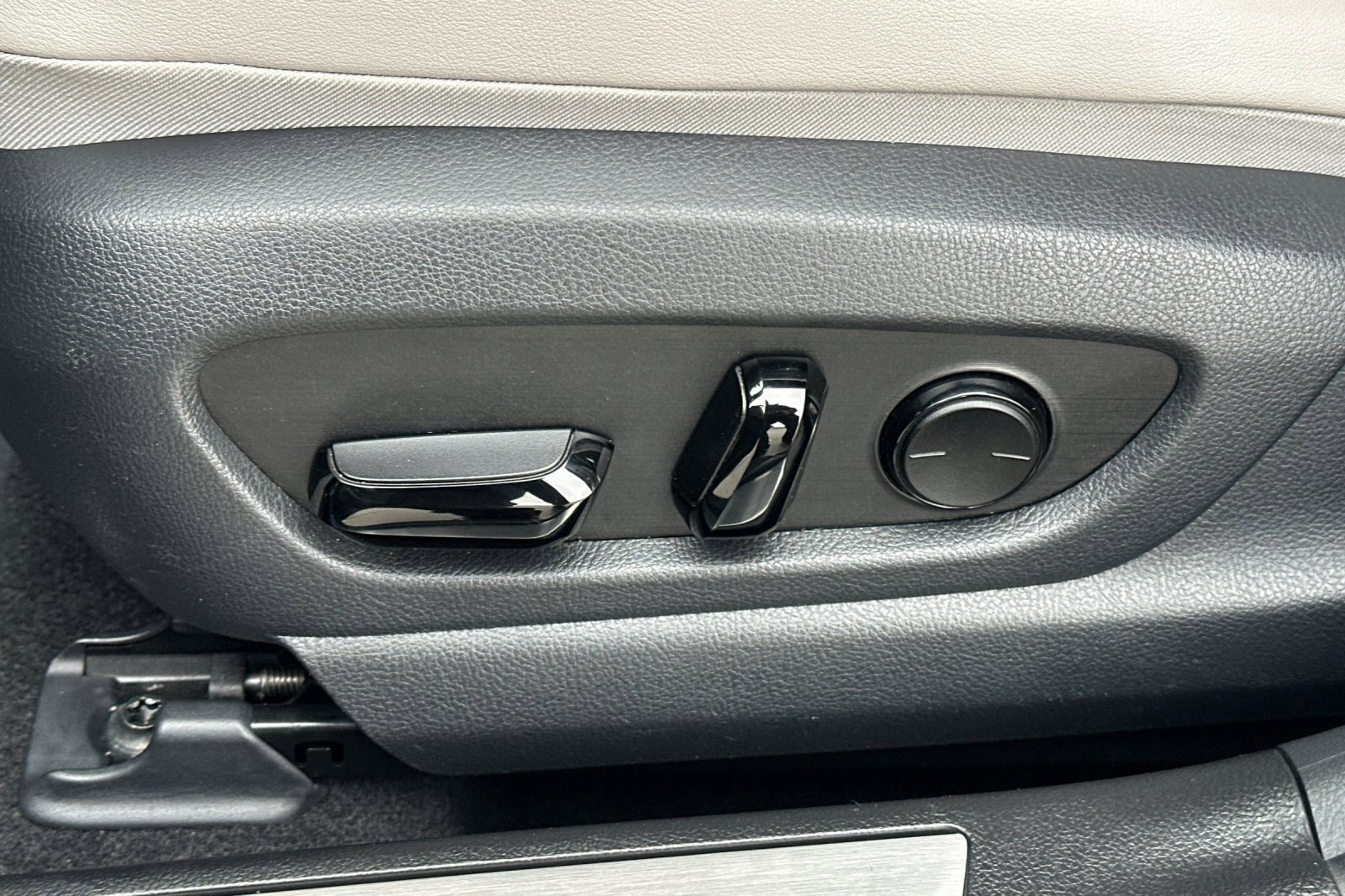 Used 2024 Lexus UX 250h FWD image 14