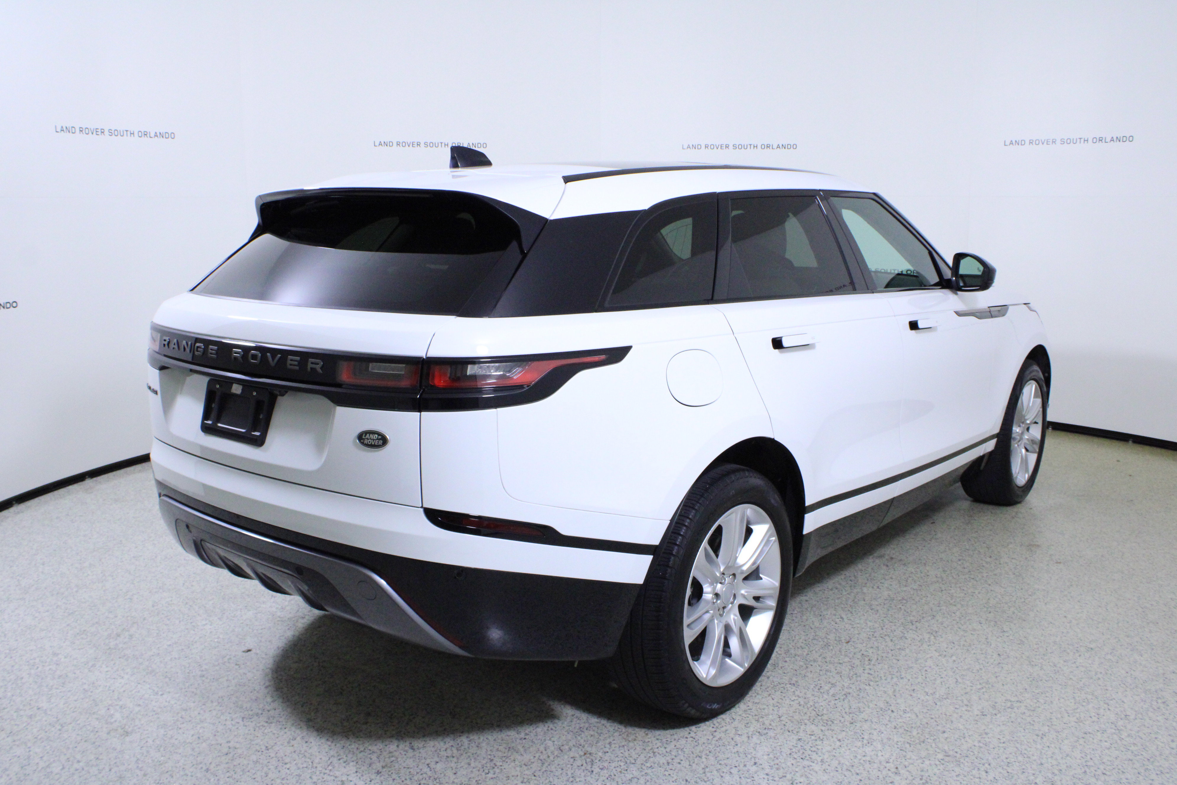 Used 2023 Land Rover Range Rover Velar R-Dynamic S image 7
