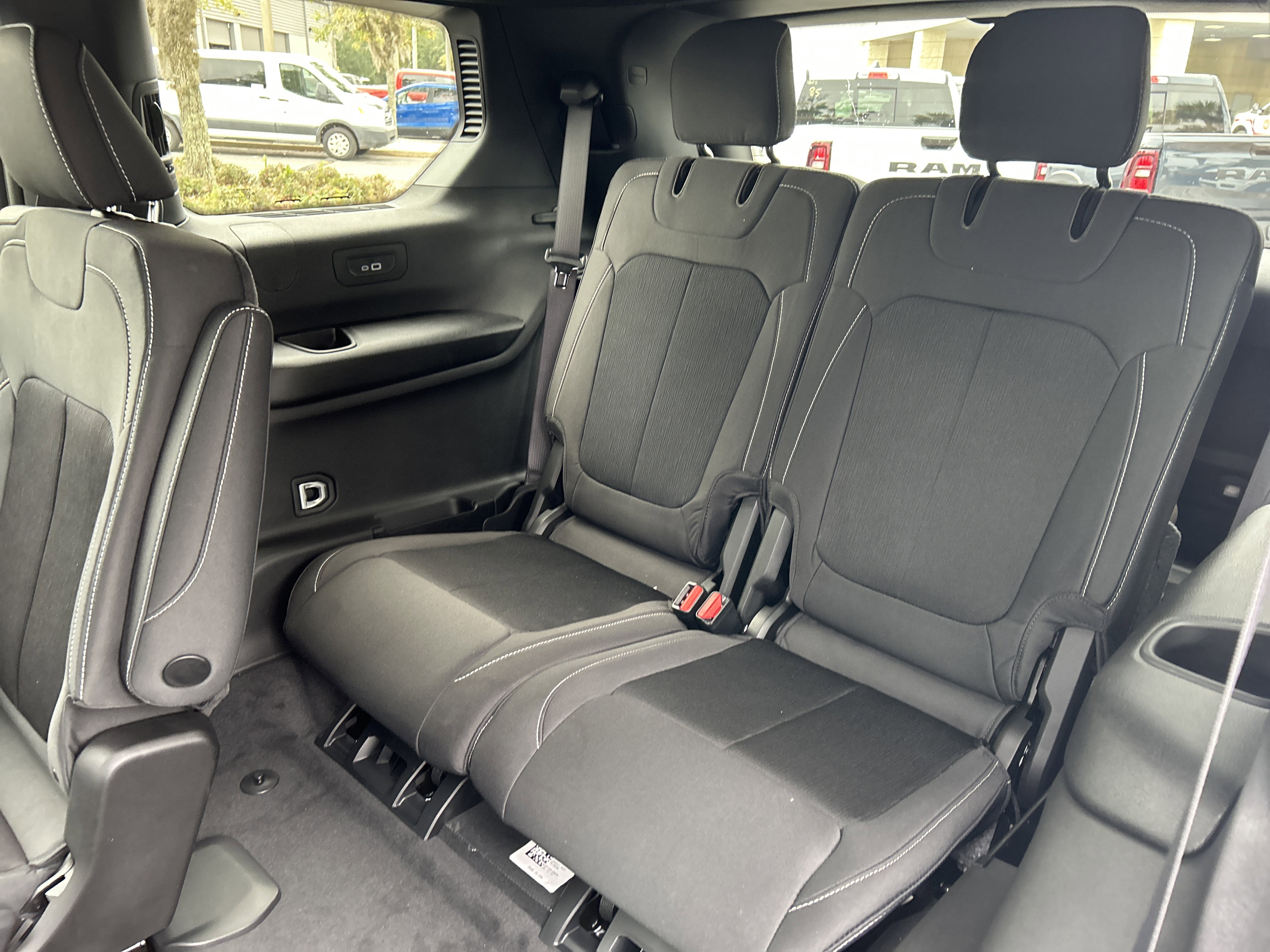 New 2025 Jeep Grand Cherokee L Laredo image 33