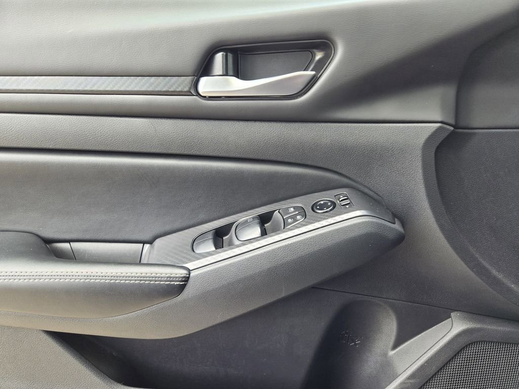 Used 2024 Nissan Altima 2.5 SV FWD image 15