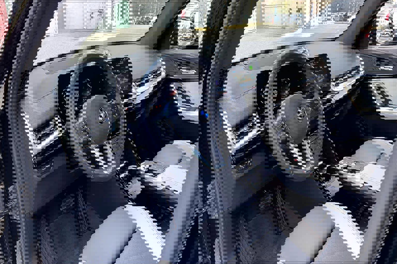 Certified 2025 BMW X2 xDrive28i image 17